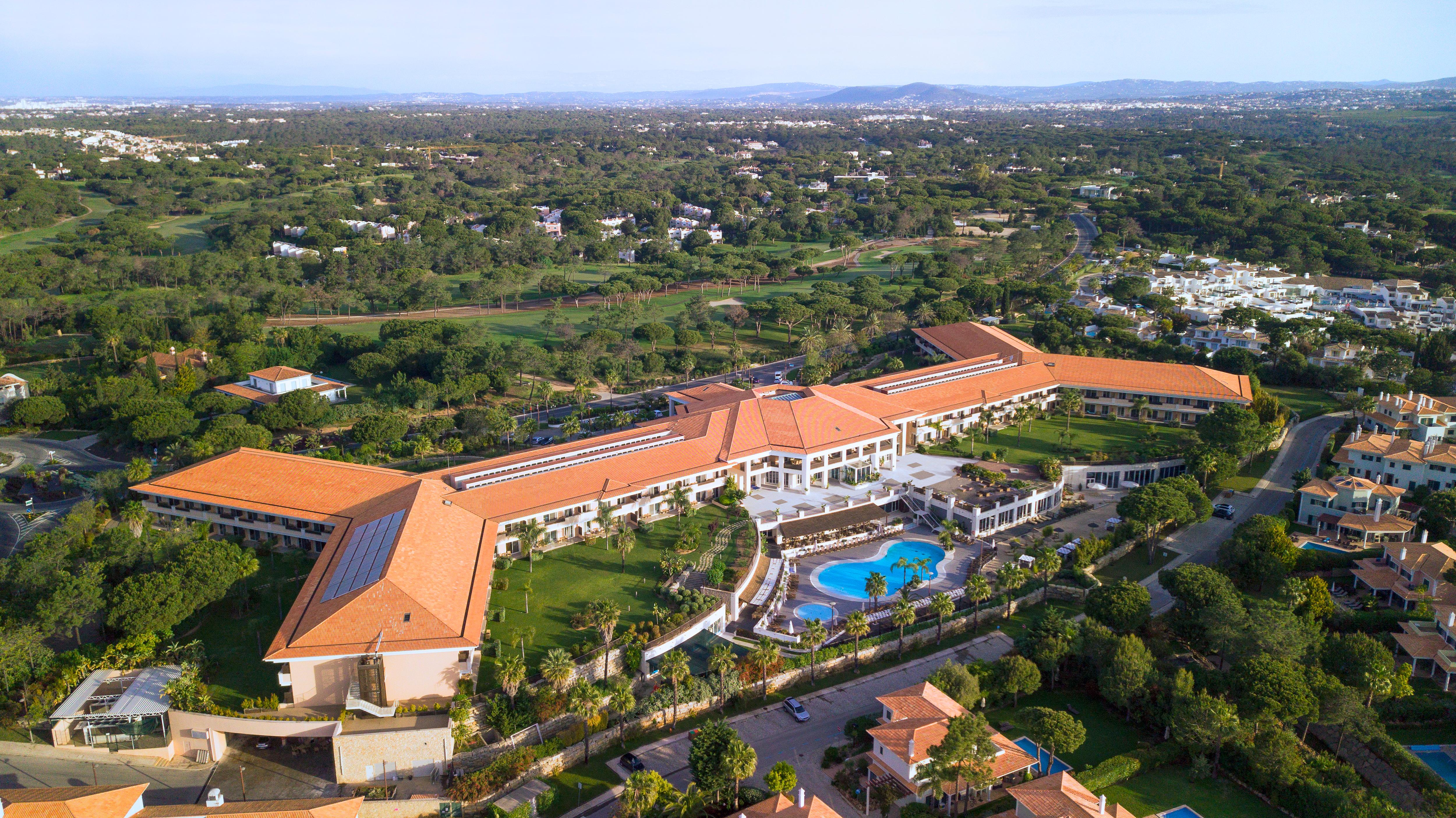 Wyndham Grand Algarve Hotel กิงตาตาโดลาโก ภายนอก รูปภาพ Aerial view of the hotel