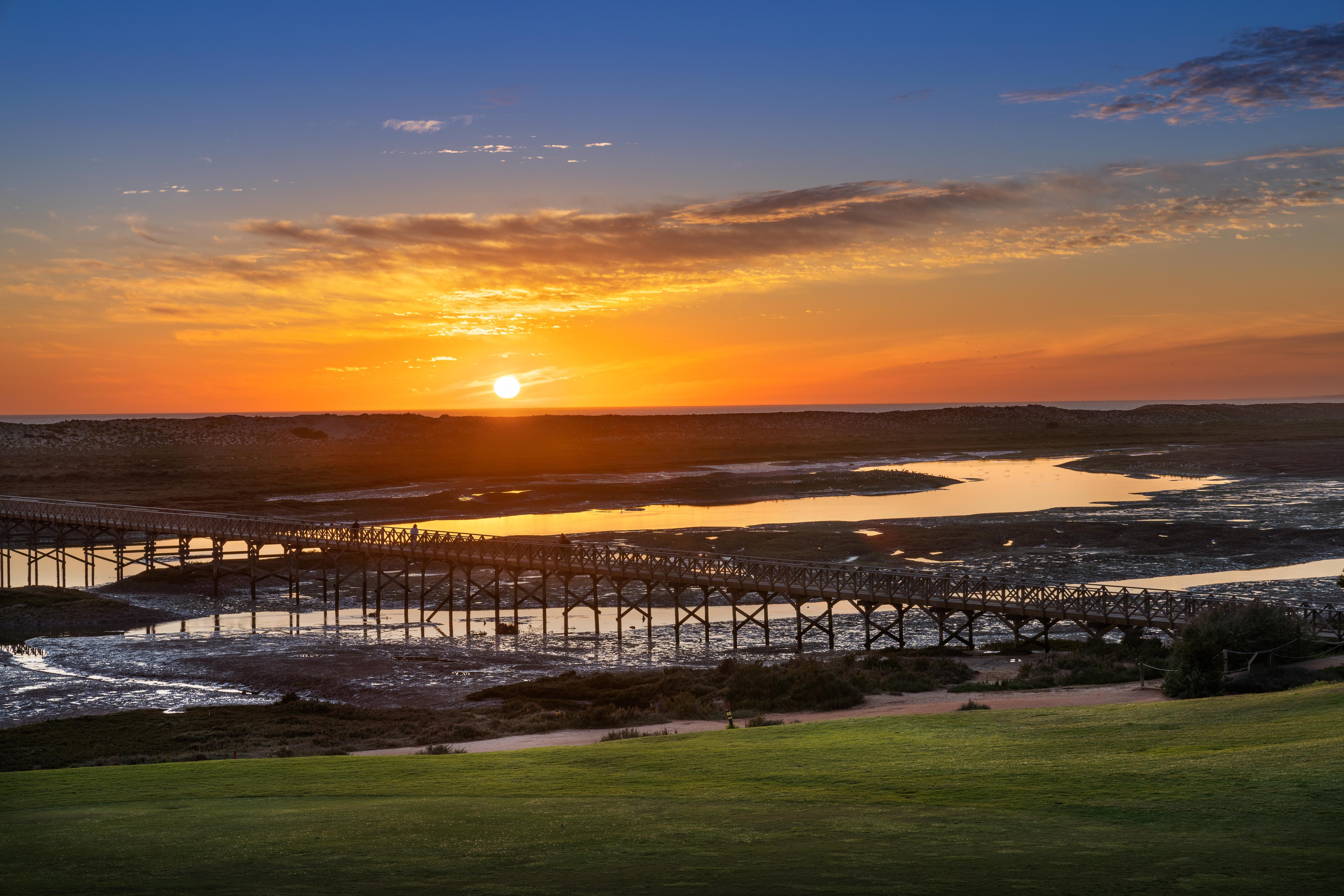 Wyndham Grand Algarve Hotel กิงตาตาโดลาโก ภายนอก รูปภาพ Sunset over the San Marcos River