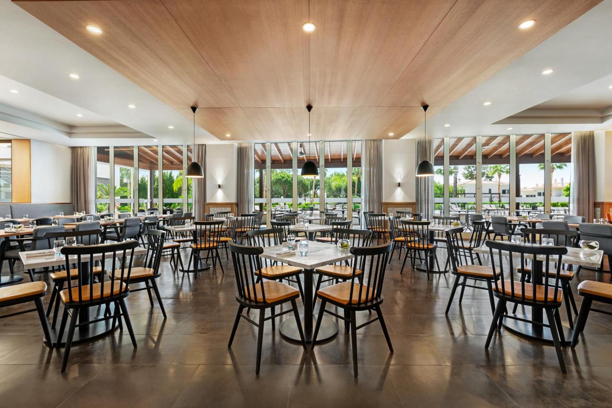 Wyndham Grand Algarve Hotel กิงตาตาโดลาโก ภายนอก รูปภาพ The interior of the restaurant