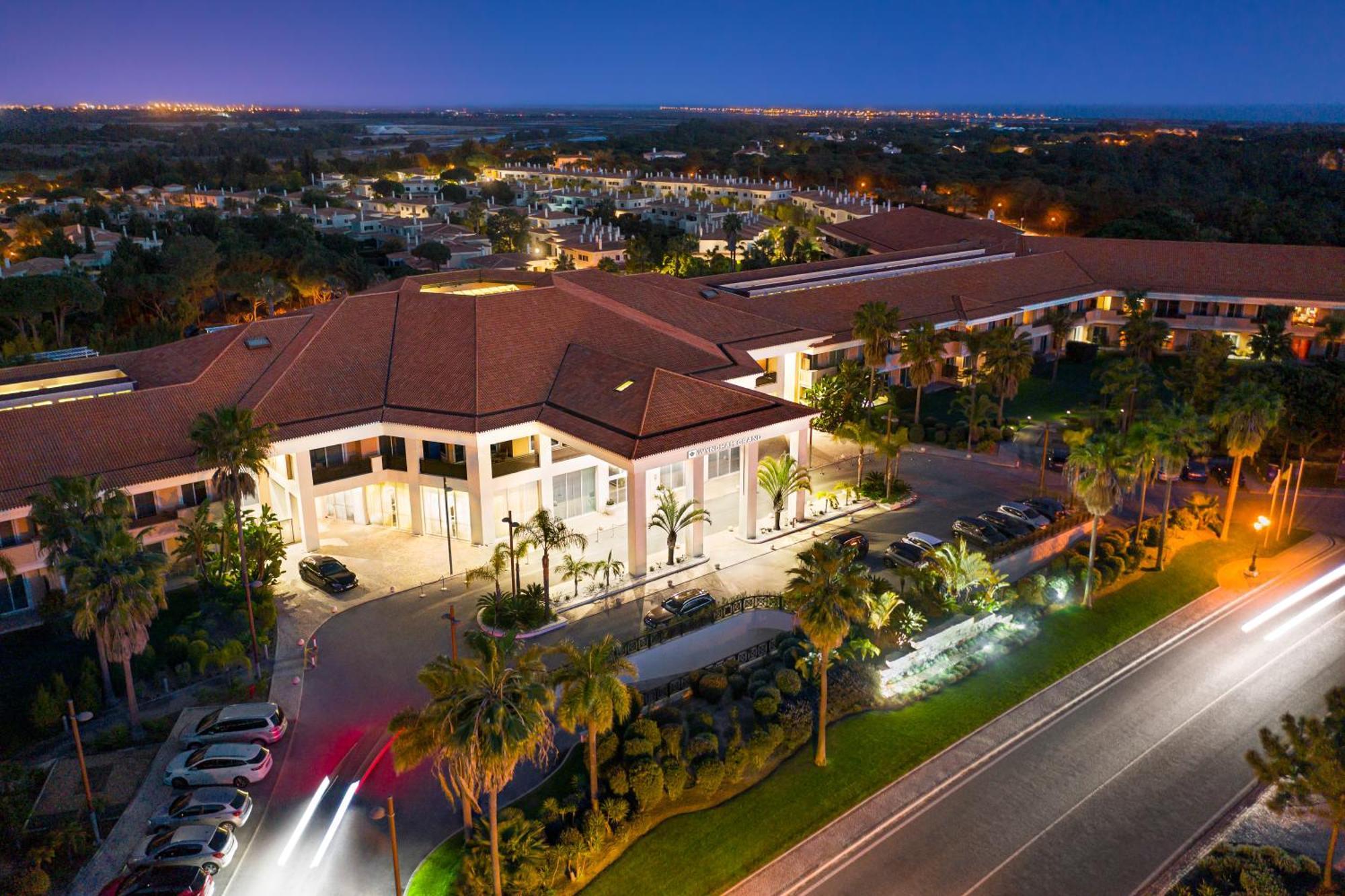 Wyndham Grand Algarve Hotel กิงตาตาโดลาโก ภายนอก รูปภาพ Aerial view of the Palm Beach Marriott